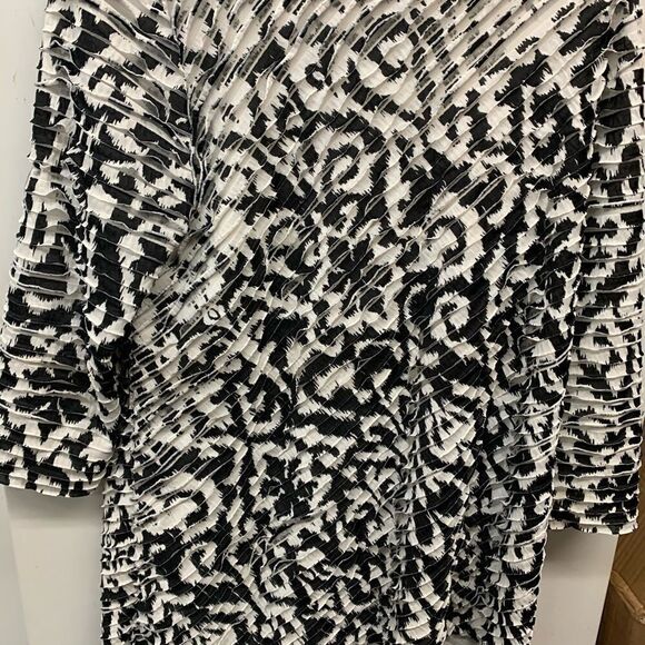 Susan graver black and white printed blouse medium - Picture 2 of 6